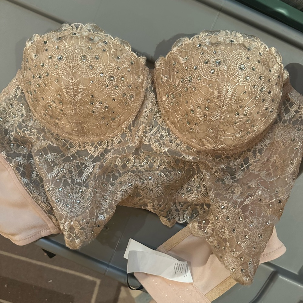 Elegant Lace Strapless Bra in Tan